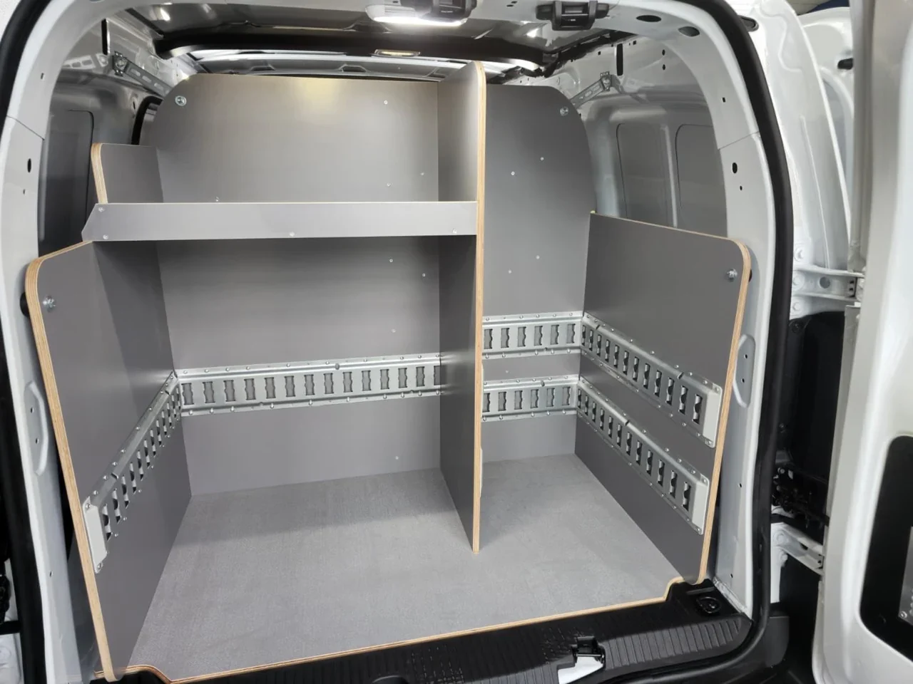 Habillage, plancher et rangement compact dans un utilitaire