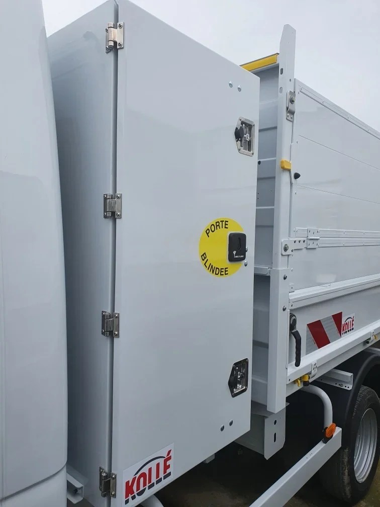 Coffre derrière cabine · porte sécurisée