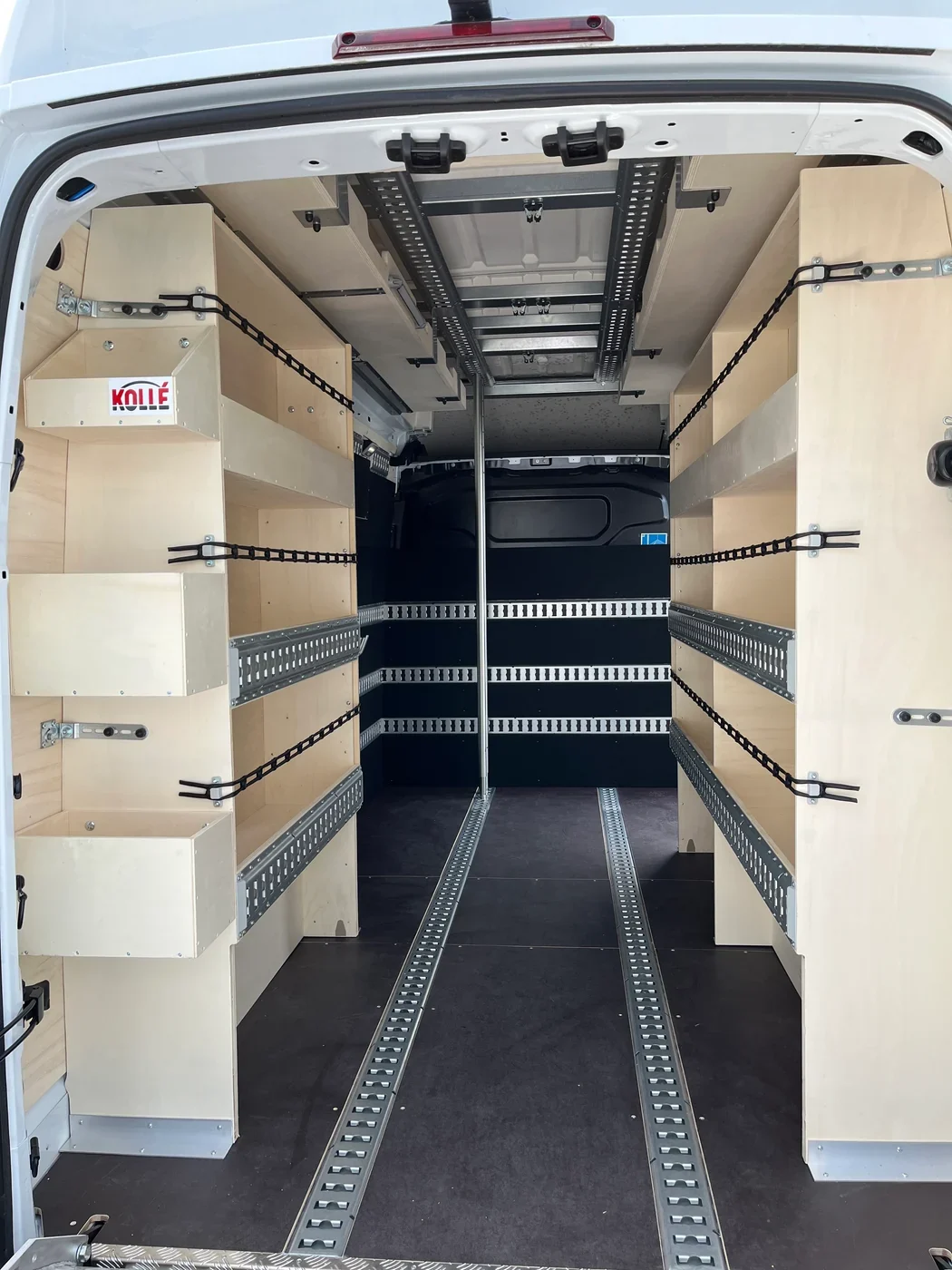Aménagement bois avec casiers, rails d’arrimage au sol et rangement d’échelle au plafond
