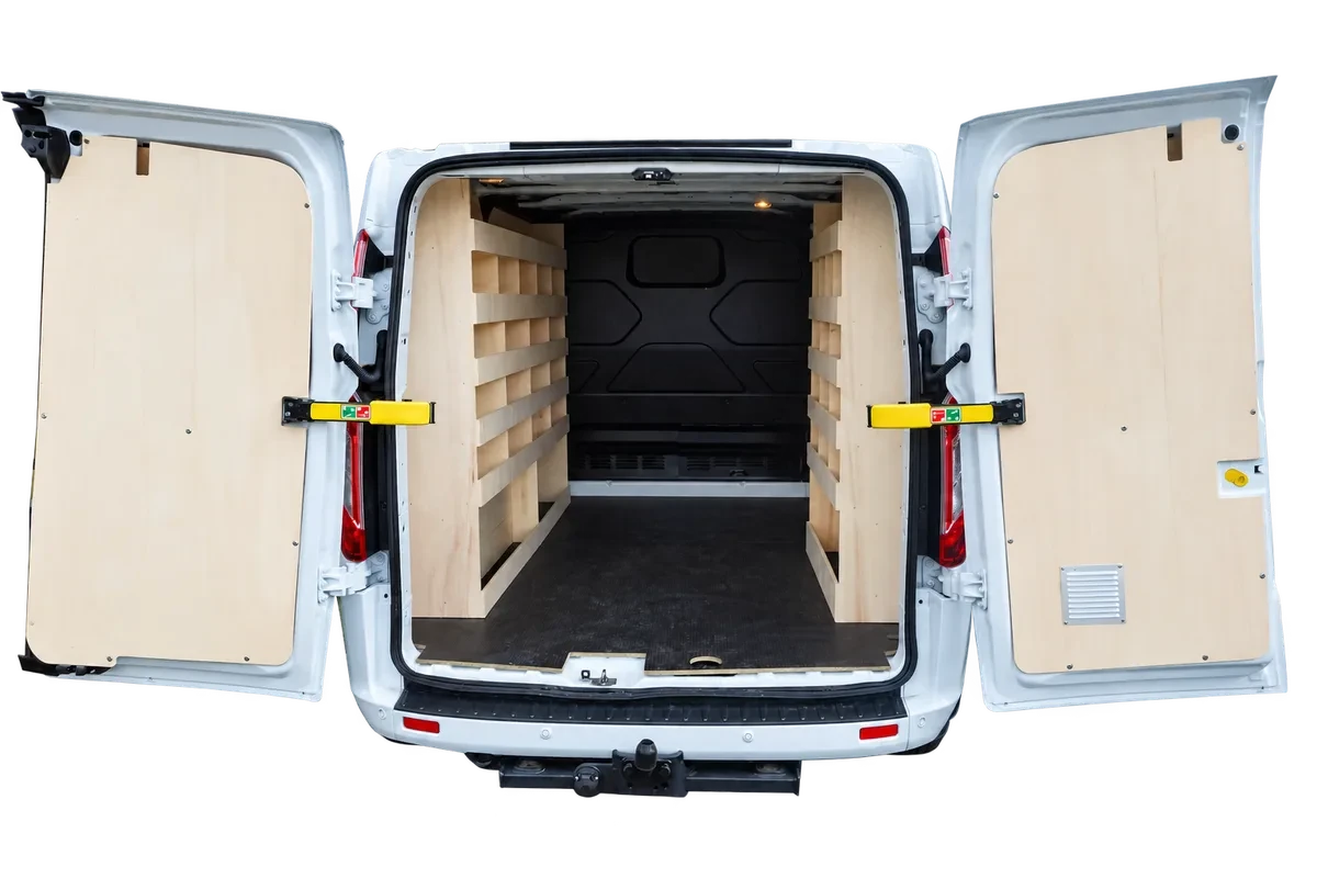 Vue arrière d’un fourgon KOLLÉ ouvert : rangements bois, plancher, doublages et serrures
