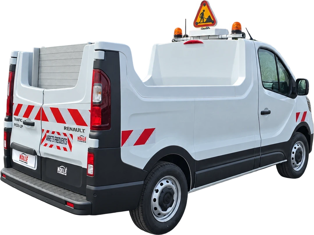 Renault Trafic transformé en pick-up avec signalisation de chantier